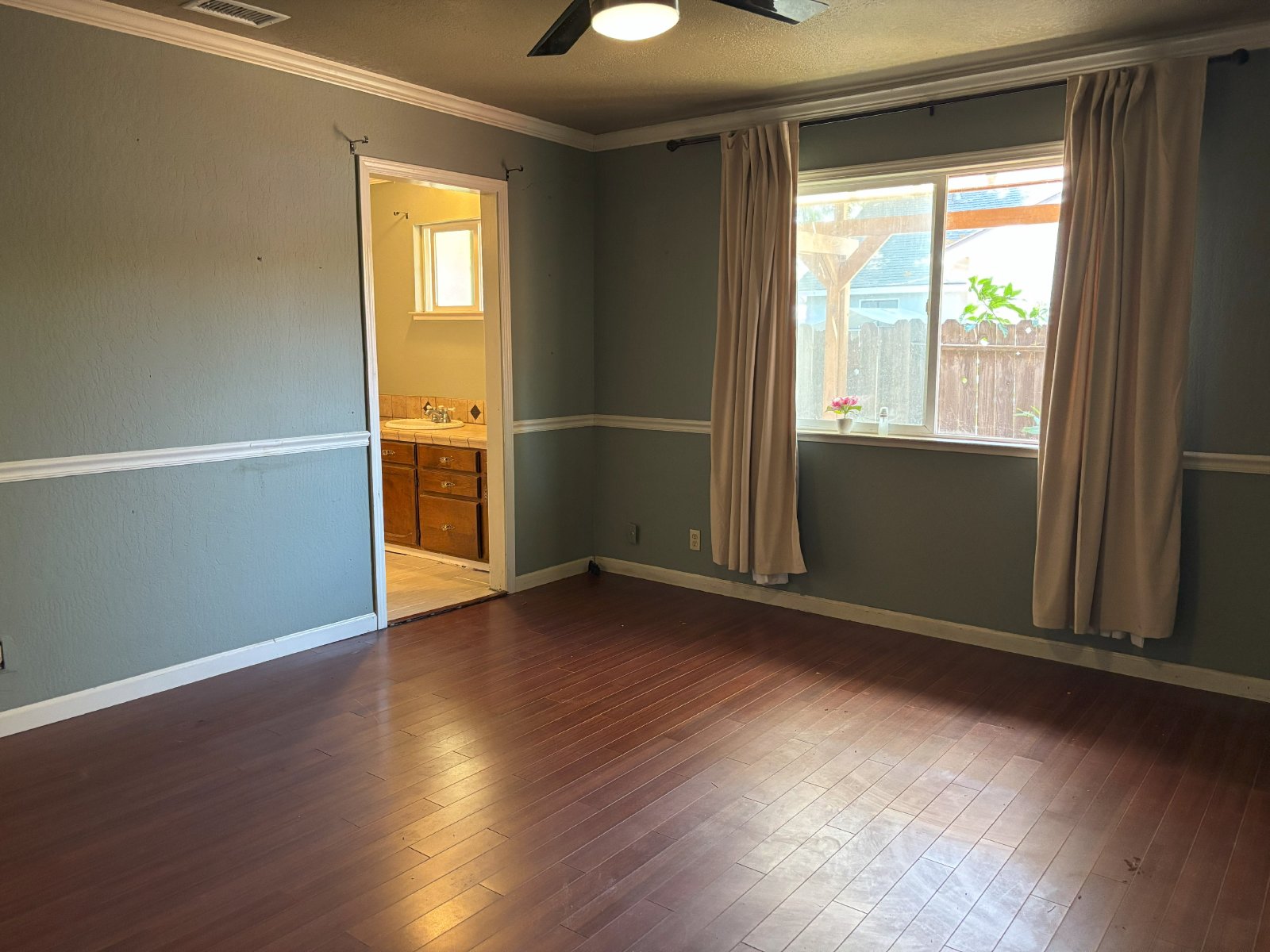 3343 Vans property image