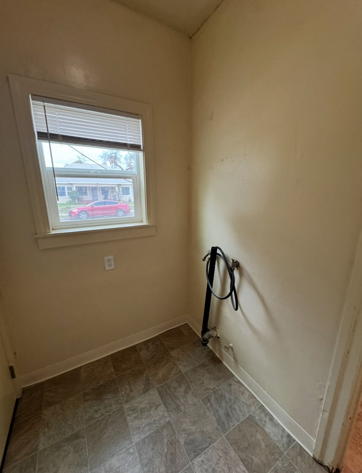 1527 N Edison property image