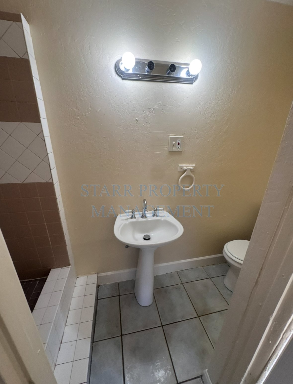 2082 Elmwood Ave property image