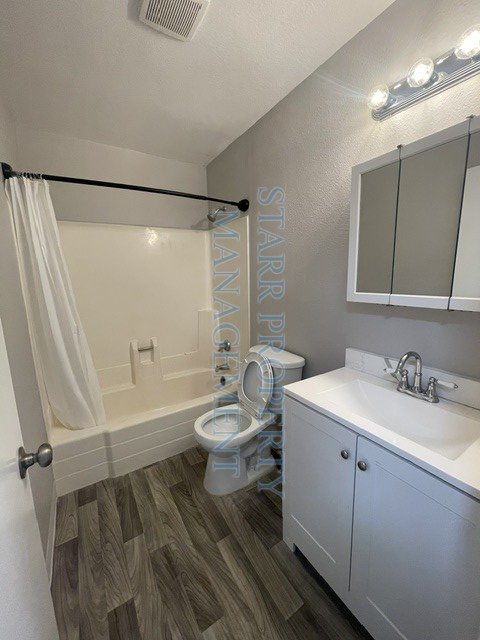 2819 Village Green property image